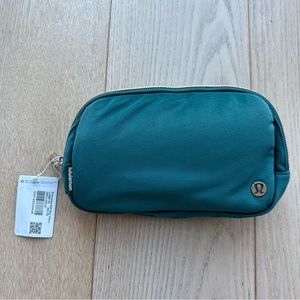 🆕 Lululemon Everywhere 1L Belt Bag - Jasper Green Velour & Gold Hardware